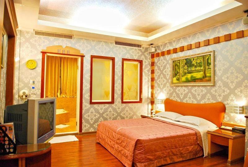 Holland Village Motel Tainan Luaran gambar