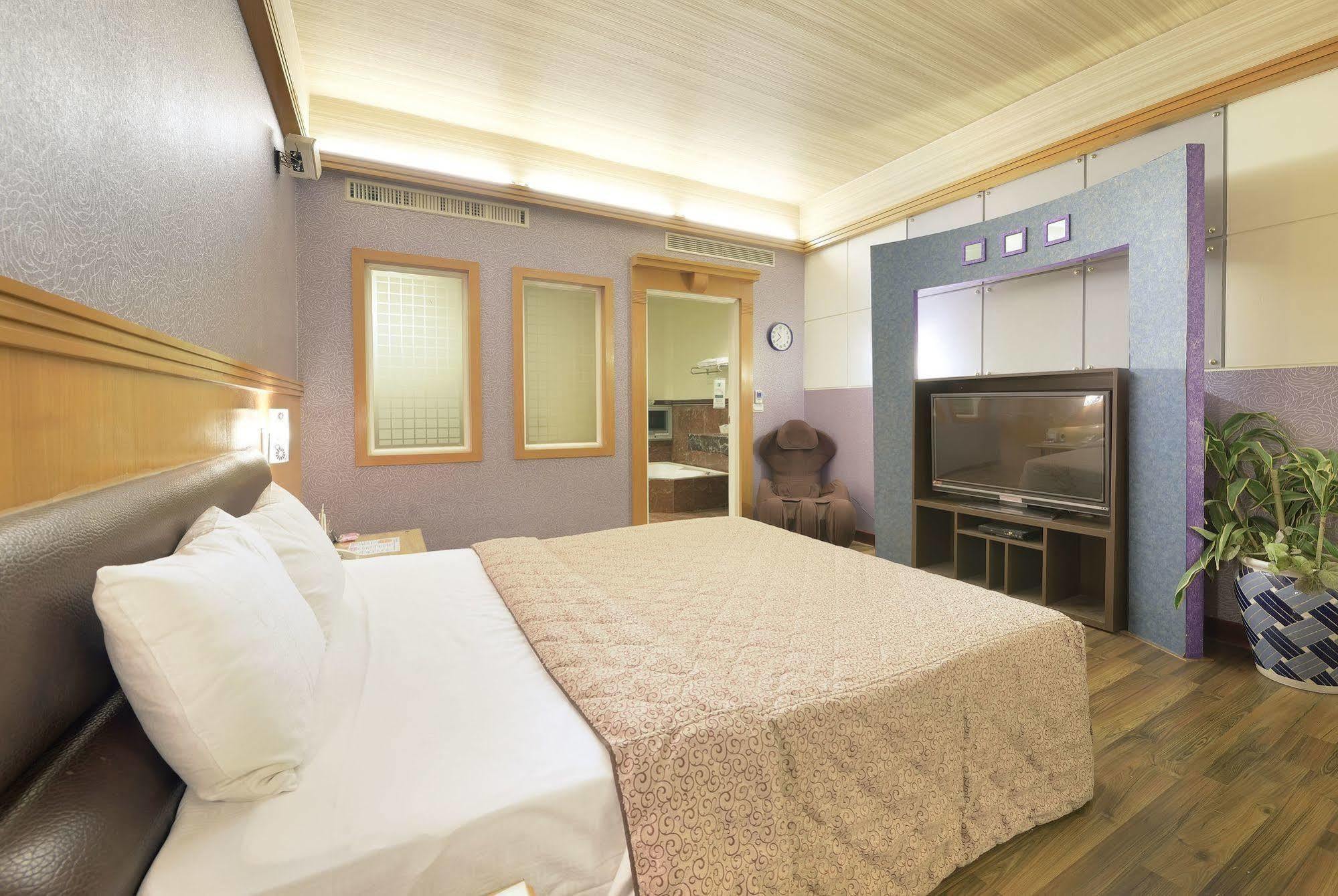 Holland Village Motel Tainan Luaran gambar
