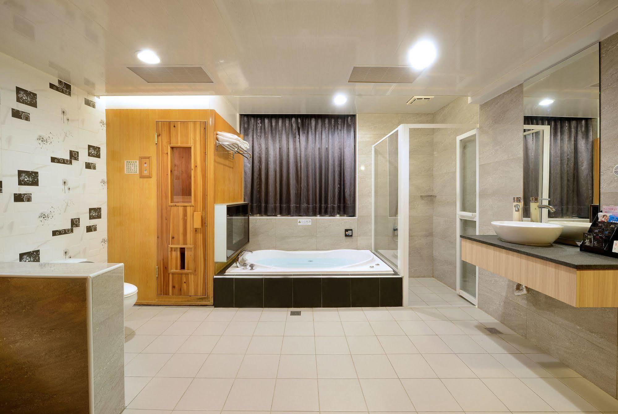 Holland Village Motel Tainan Luaran gambar