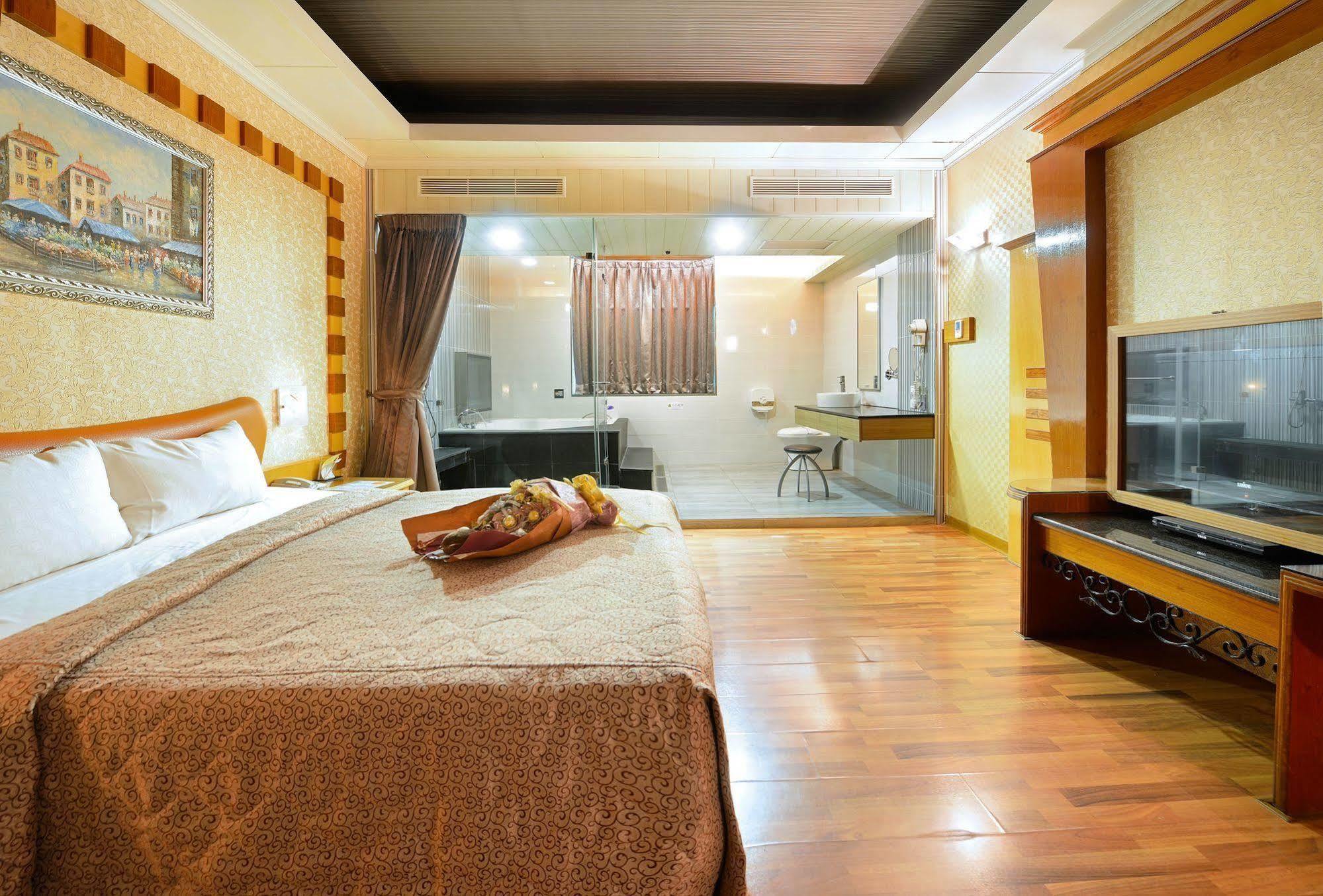Holland Village Motel Tainan Luaran gambar