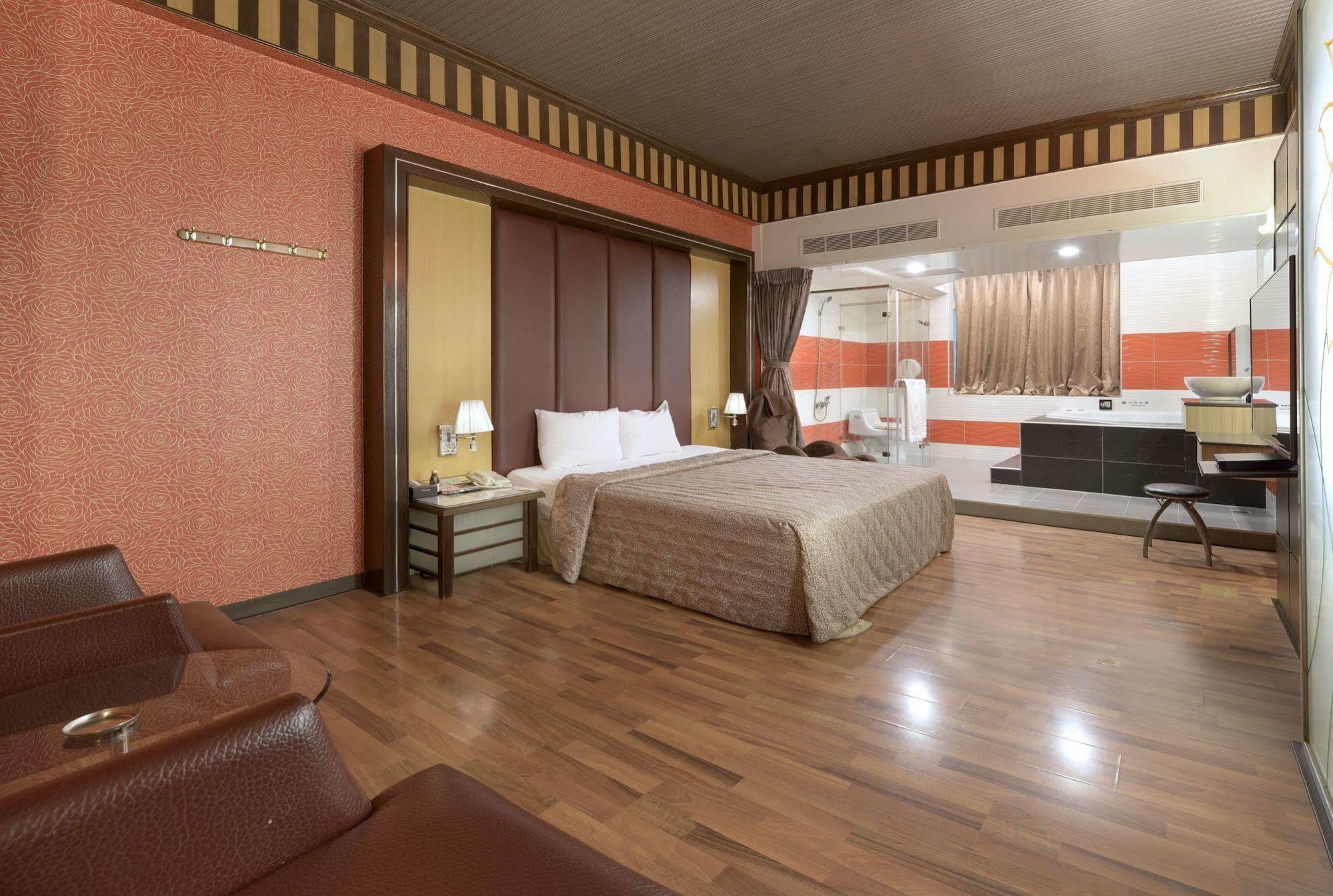 Holland Village Motel Tainan Luaran gambar