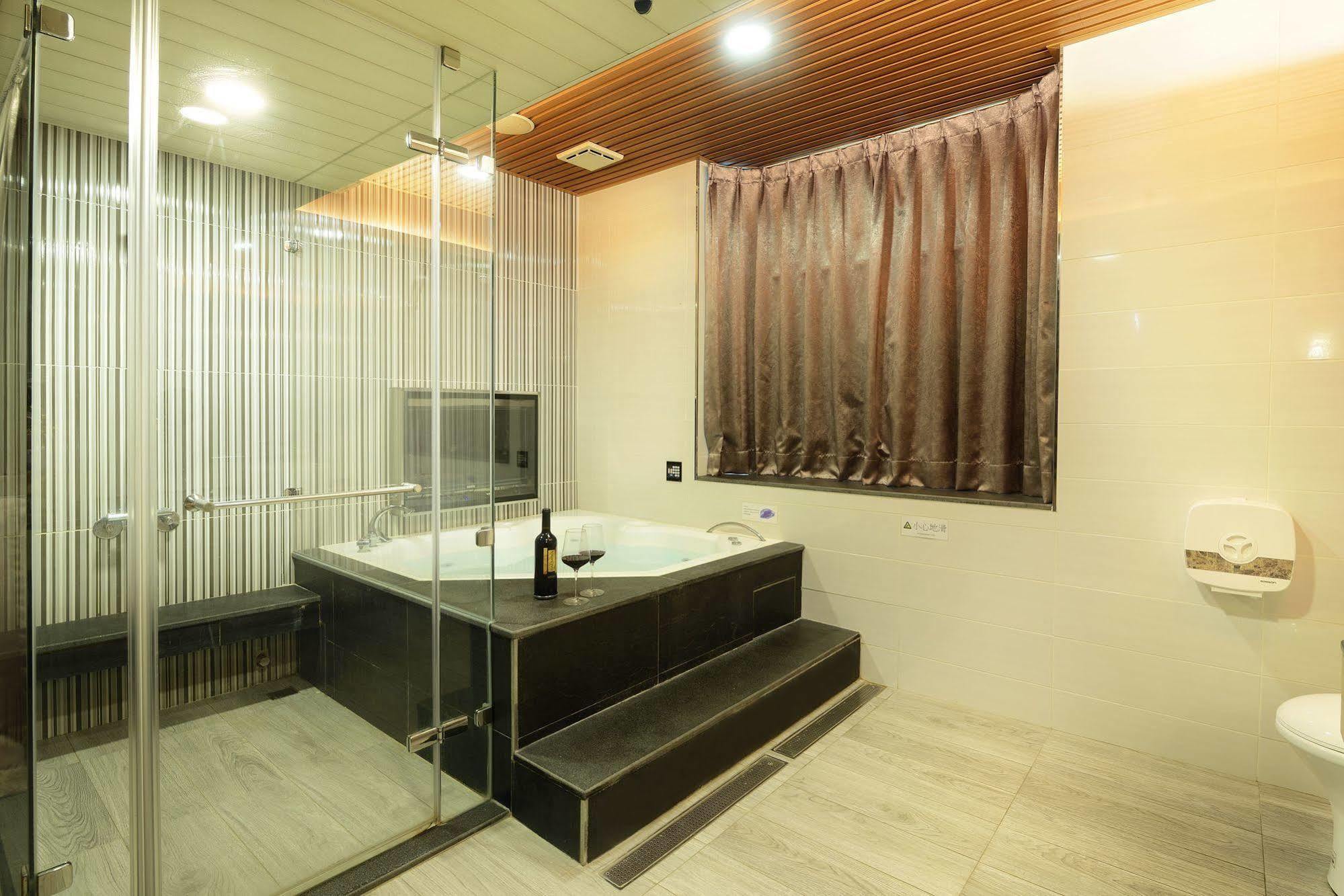 Holland Village Motel Tainan Luaran gambar